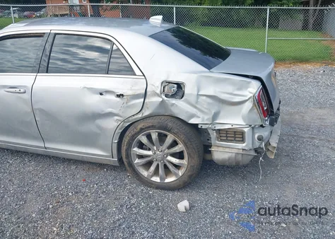 2019 Chrysler 300 Touring Awd z USA, uszkodzony, nr VIN 2C3CCARG4KH566482